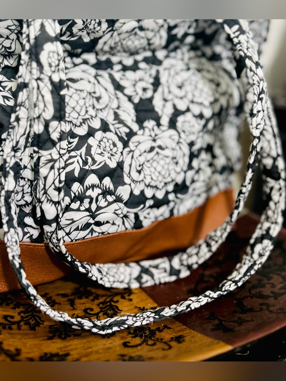 Stone Mountain NY quilted tote bag -black & white pattern - faux leather bottom - Picture 7 of 14